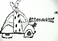 Citroën 2CV mit sichtbarer Patina in einer Werkstatt