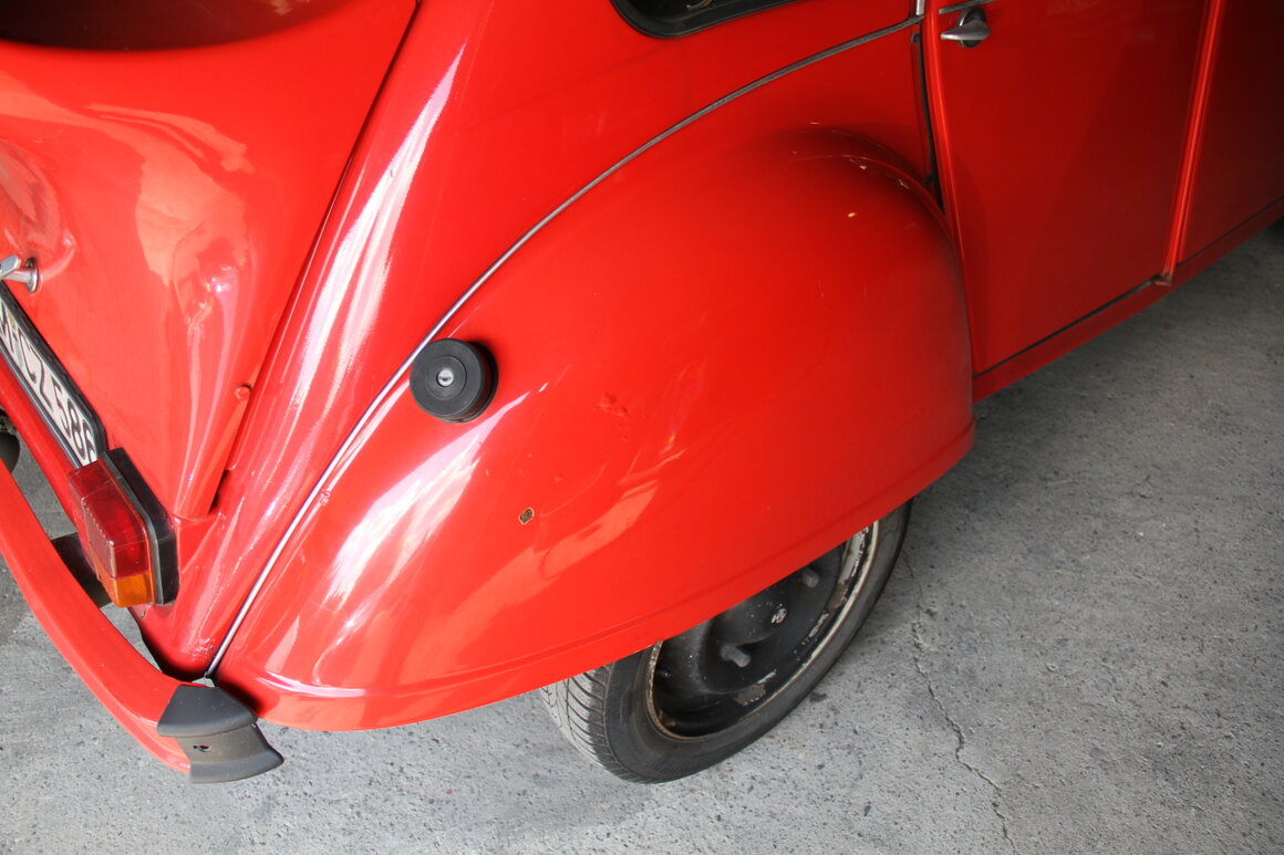 Mechaniker arbeitet an einem Citroën 2CV in der Werkstatt