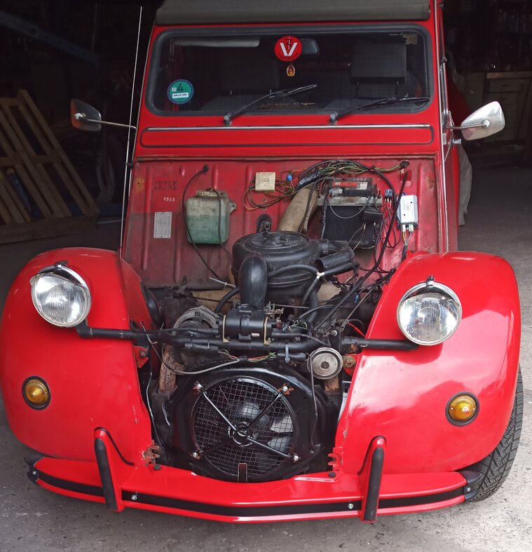 Citroën 2CV im Werkstattlicht mit geöffnetem Motorraum