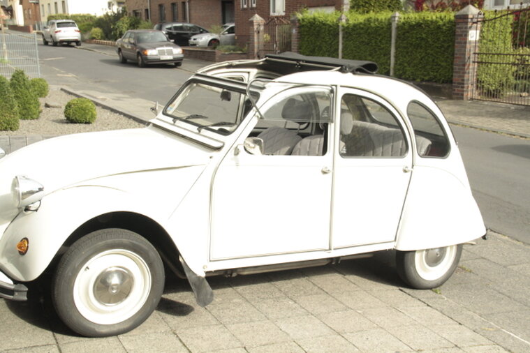 Detailaufnahme von Rahmen und Fahrwerk eines Citroën 2CV