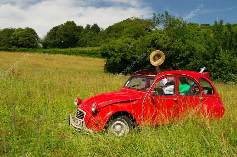 Roter Citroën 2CV auf Hebebühne während der Restauration